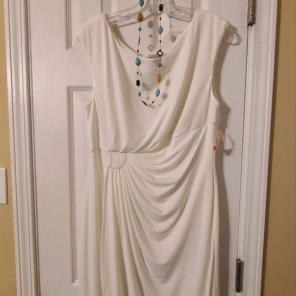 Women's Dresses - Picture 7 of 16